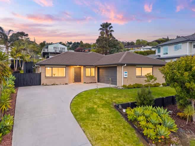 12 Bloomfield Rise, Stanmore Bay
