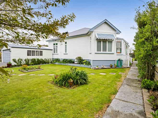 20 Pembroke Road West, Stratford
