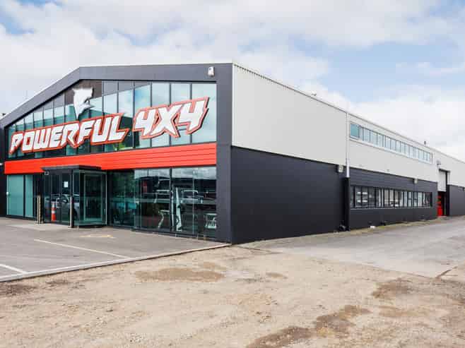 Quality clear-span warehouse with roller doors