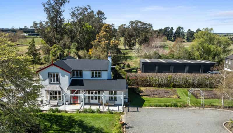 12 Davis Road, Cust
