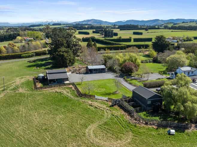12 Davis Road, Cust