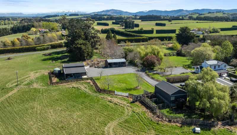 12 Davis Road, Cust