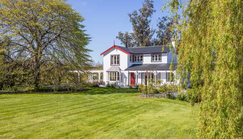 12 Davis Road, Cust