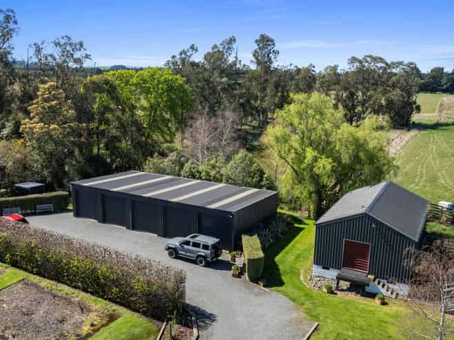12 Davis Road, Cust