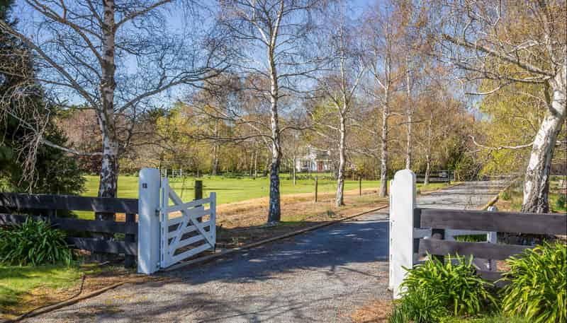 12 Davis Road, Cust