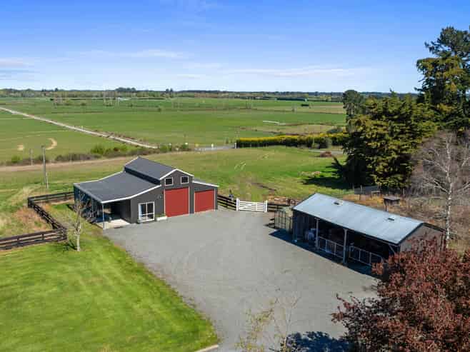 12 Davis Road, Cust