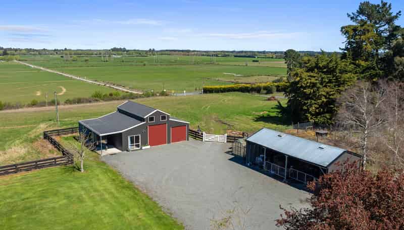12 Davis Road, Cust