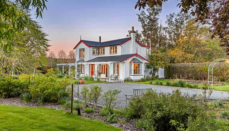 12 Davis Road, Cust