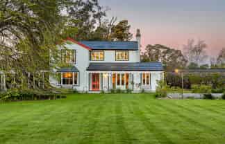 12 Davis Road, Cust