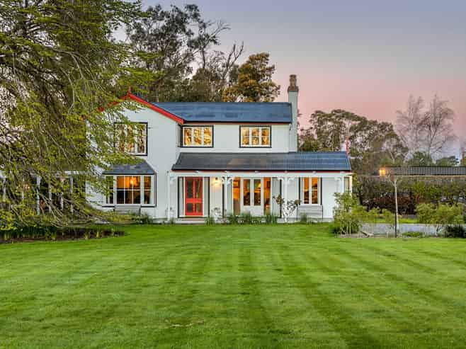 12 Davis Road, Cust