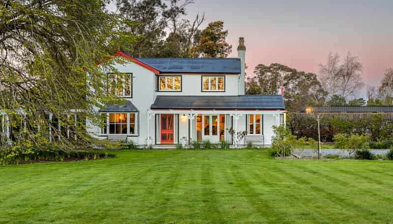 12 Davis Road, Cust