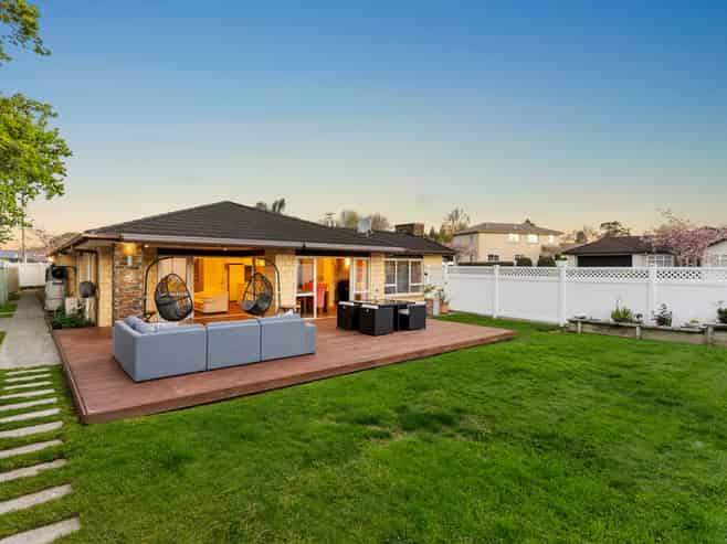 2 Crabb Fields Lane, Riverhead