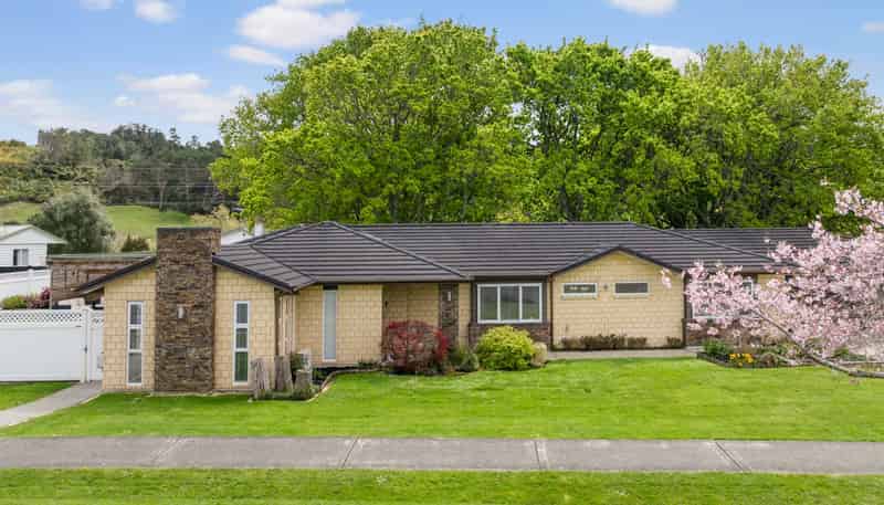 2 Crabb Fields Lane, Riverhead