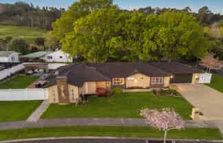 2 Crabb Fields Lane, Riverhead
