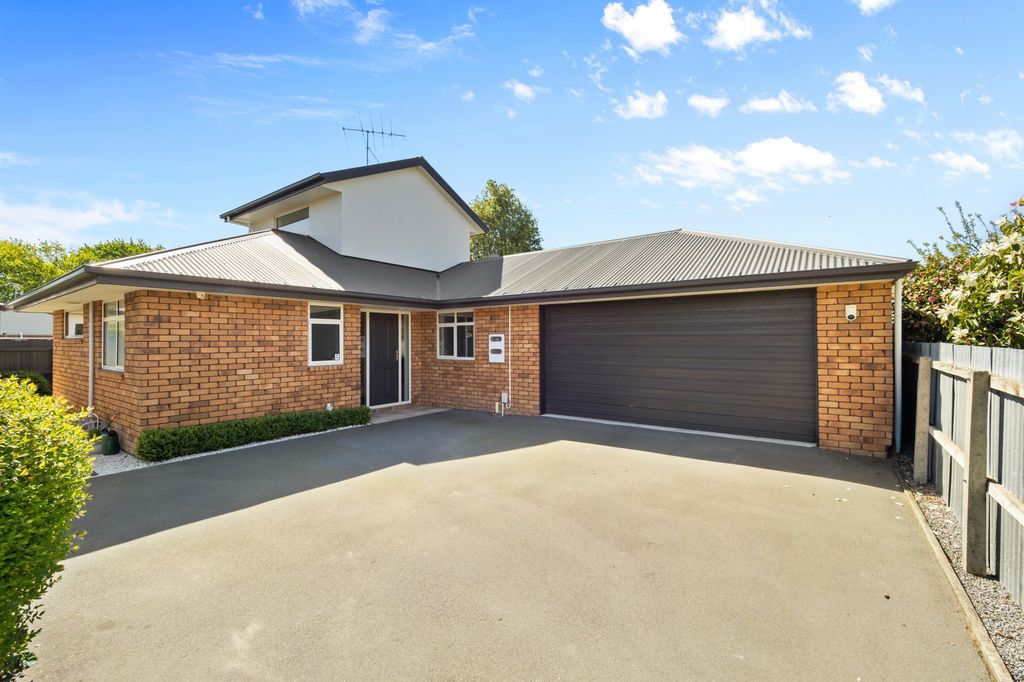 Central, immaculate & ready to enjoy 1
