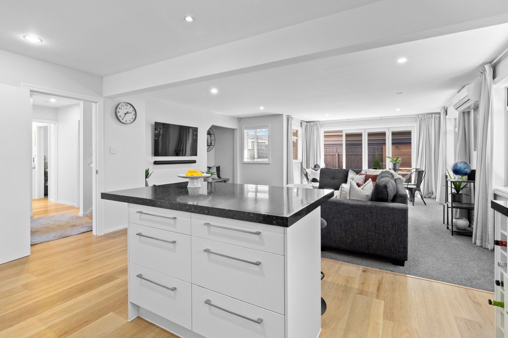 Central, immaculate & ready to enjoy 5