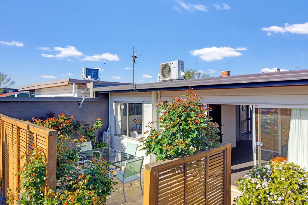 Character, Courtyard & Central Convenience 4