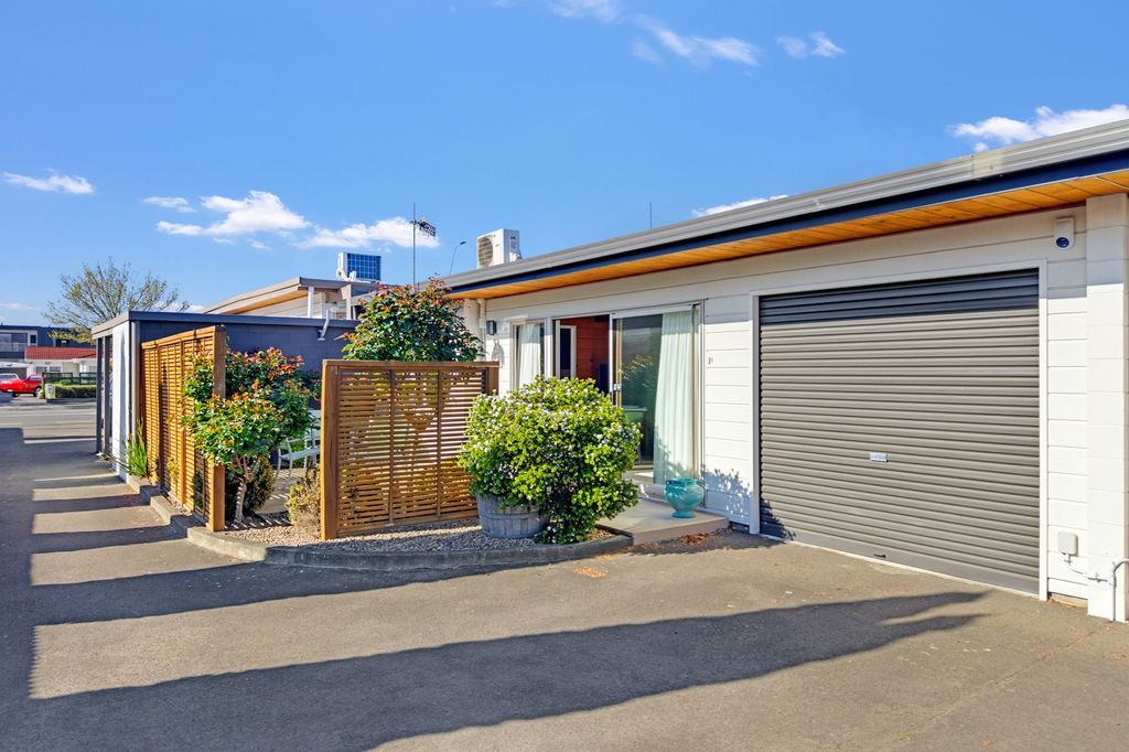 Character, Courtyard & Central Convenience 1