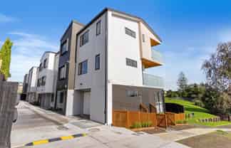 8/61 Clayburn Road, Glen Eden
