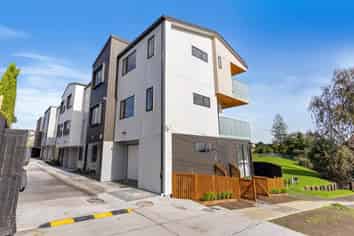 8/61 Clayburn Road, Glen Eden