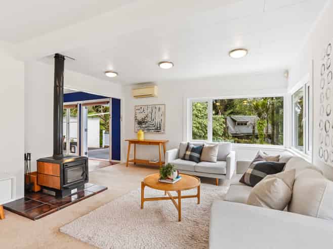 562 Scenic Drive, Waiatarua