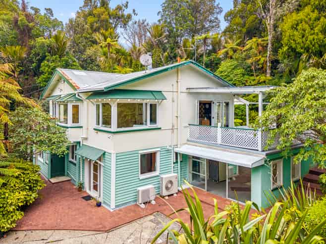 562 Scenic Drive, Waiatarua