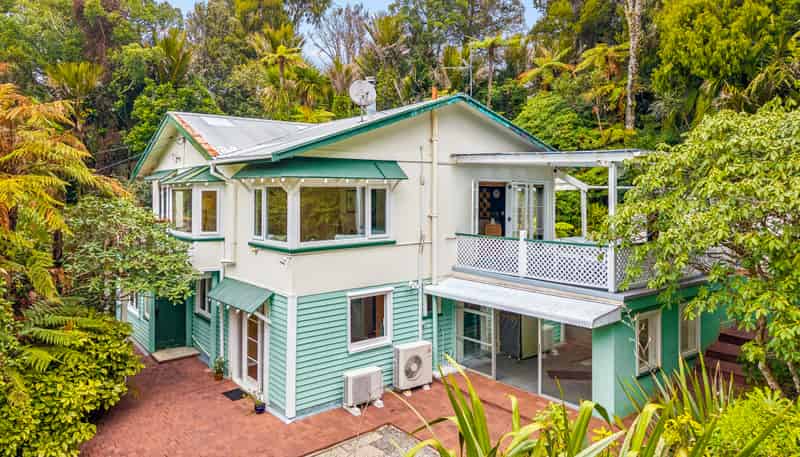 562 Scenic Drive, Waiatarua