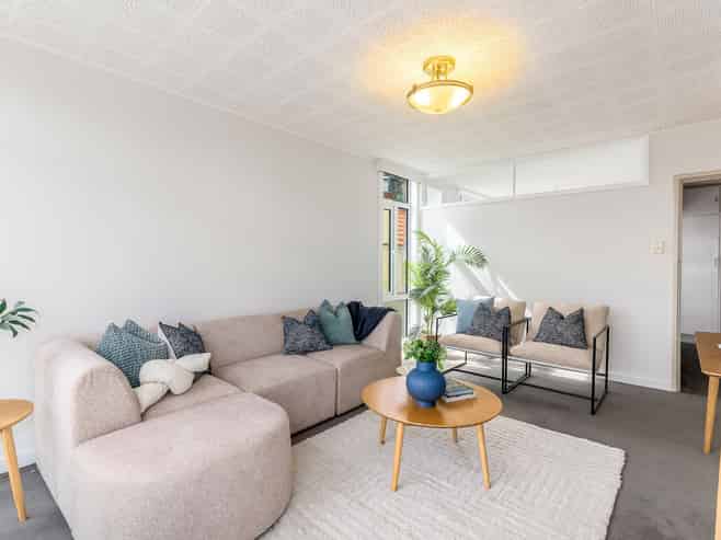 2b/39 Marine Parade, Eastbourne