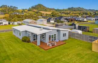 8 Navigation Drive, Cooks Beach