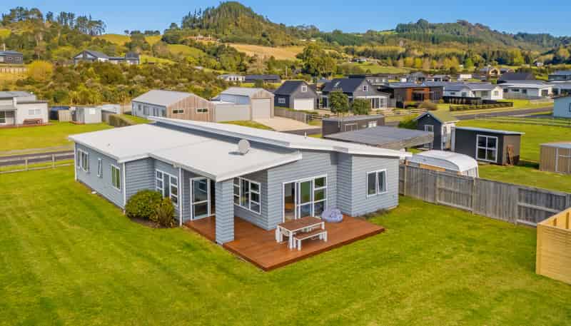 8 Navigation Drive, Cooks Beach