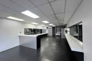 Prime Location - Ideal Hair Salon or Retail Space