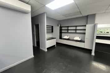 Prime Location - Ideal Hair Salon or Retail Space