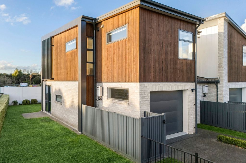 Beautiful and Easy Townhouse Living 4
