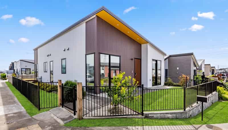 16 Taiororua Avenue, Massey