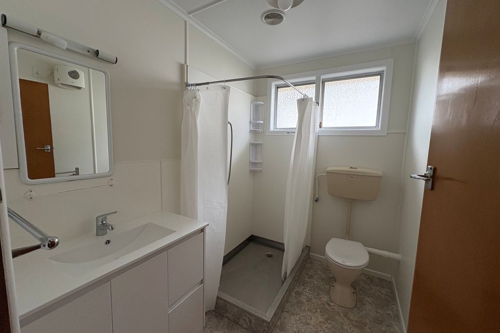 Two Bedroom Unit Close to Town 3