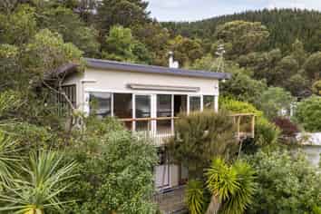 8 Bayview Road, Charteris Bay