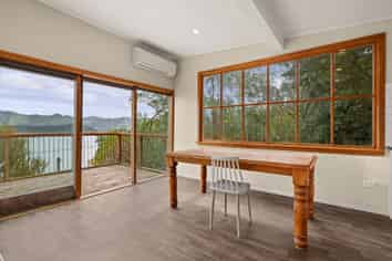 8 Bayview Road, Charteris Bay