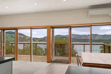 8 Bayview Road, Charteris Bay