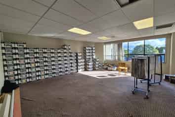 Well-located suburban office