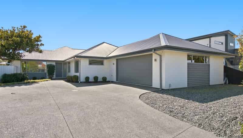 10 Linkwater Way, PARKLANDS