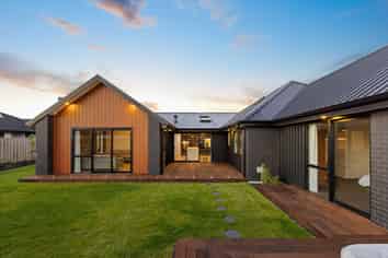 58 Carnaveron Drive, Lincoln