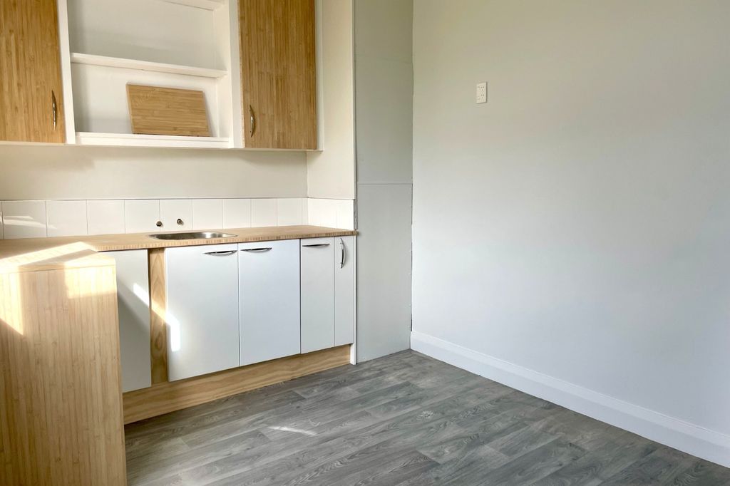 Lyell Street, Akina 4