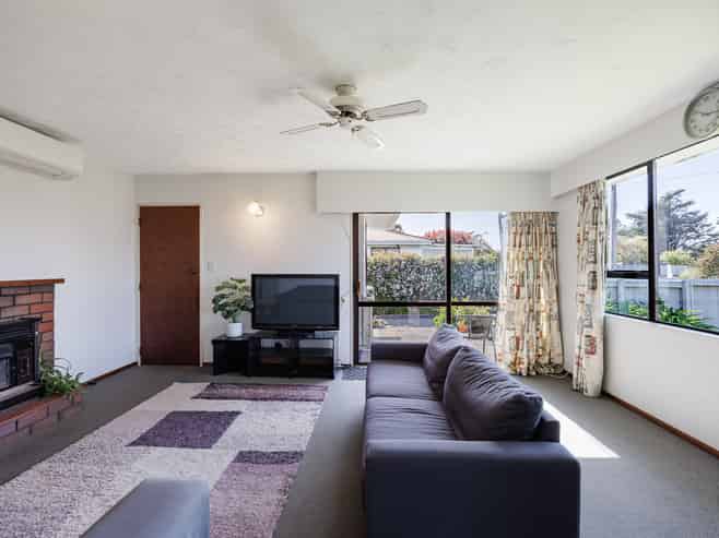 2A Read Crescent, Clive