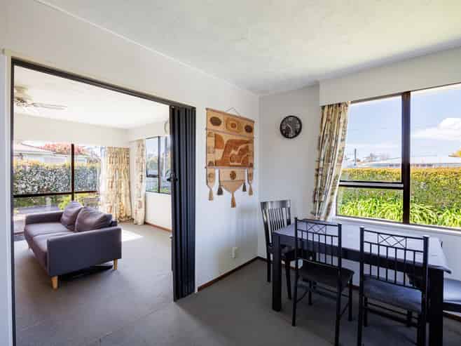2A Read Crescent, Clive