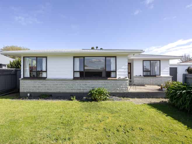 2A Read Crescent, Clive
