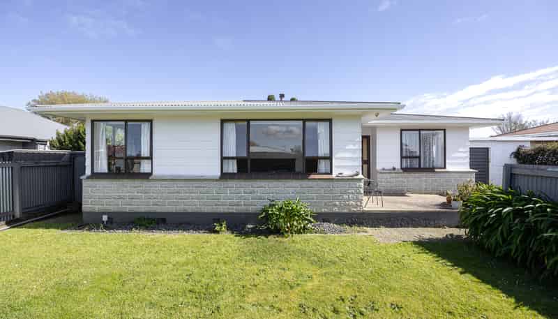 2A Read Crescent, Clive