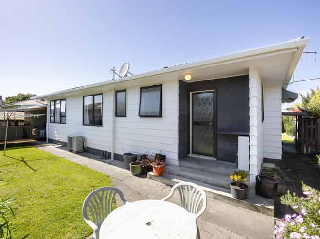 2A Read Crescent, Clive