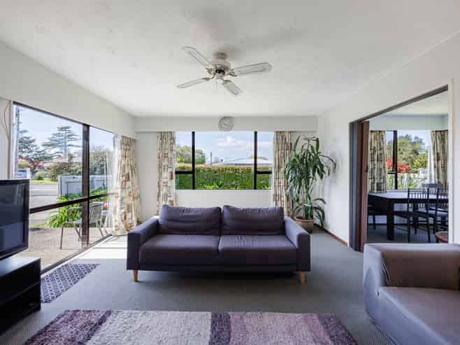 2A Read Crescent, Clive