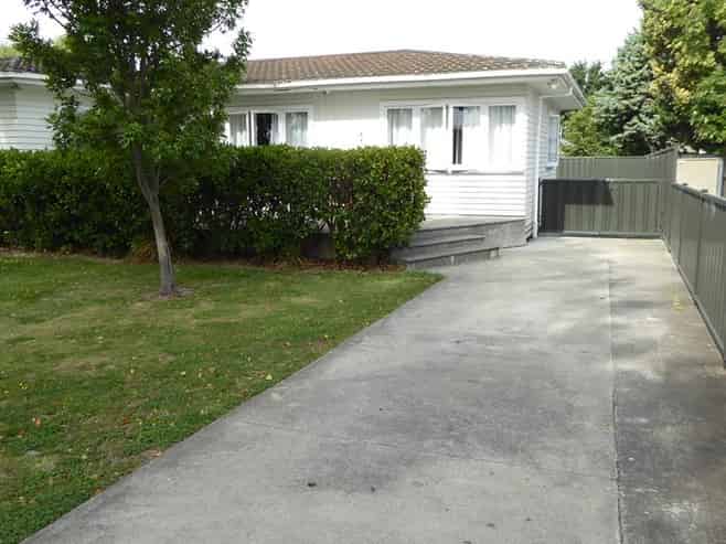 805 Clive Street, Akina