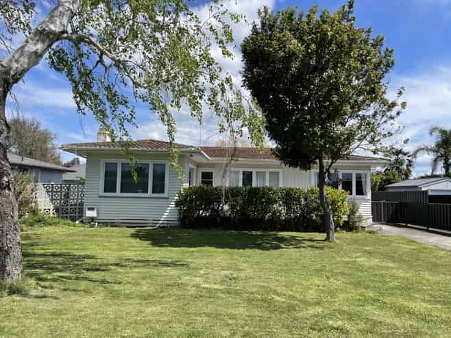 805 Clive Street, Akina